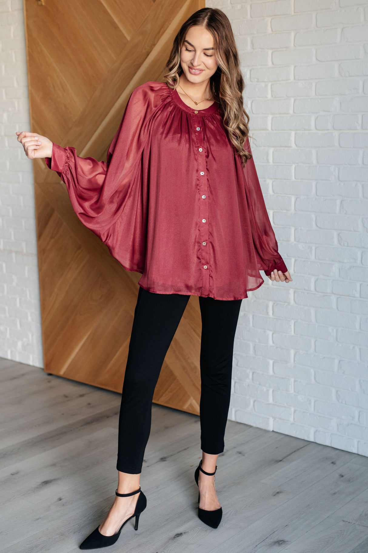 Camisa abotonada con mangas de murciélago y sonrisas y pucheros