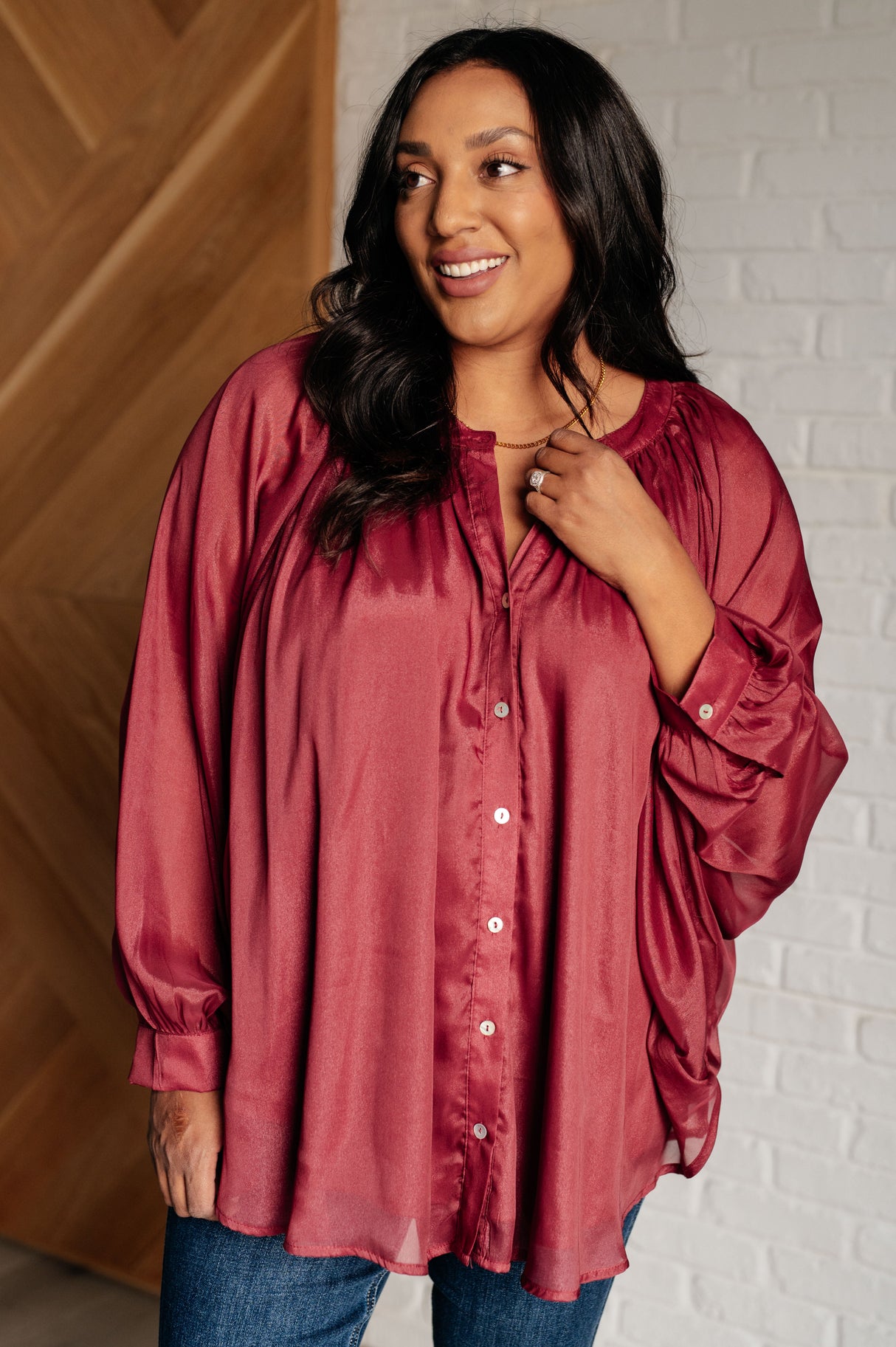 Camisa abotonada con mangas de murciélago y sonrisas y pucheros