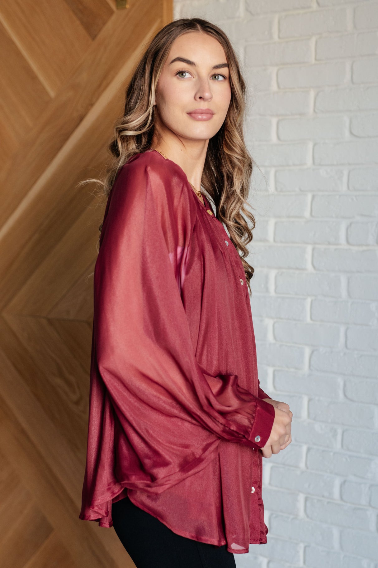 Camisa abotonada con mangas de murciélago y sonrisas y pucheros