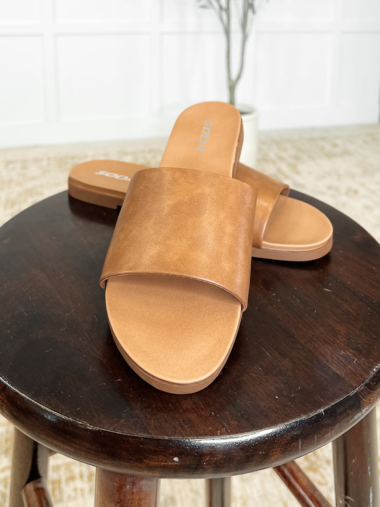 Sandalias sin cordones Sole Mate en color tostado