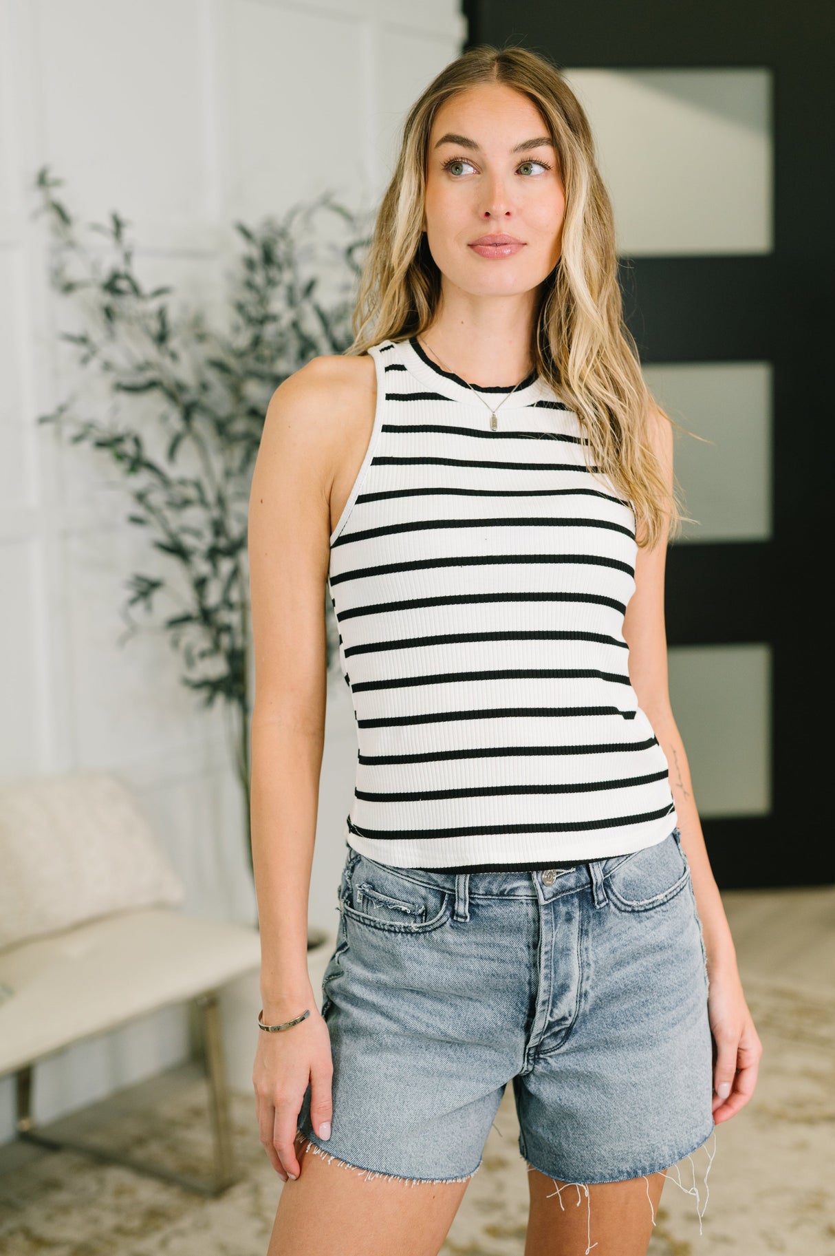 Camiseta de tirantes con cuello halter acanalado de principio a fin