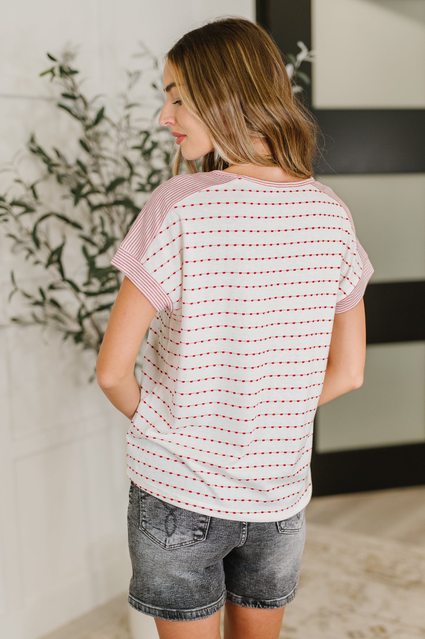 Top de cuello en V cosido con amor en marfil y rojo