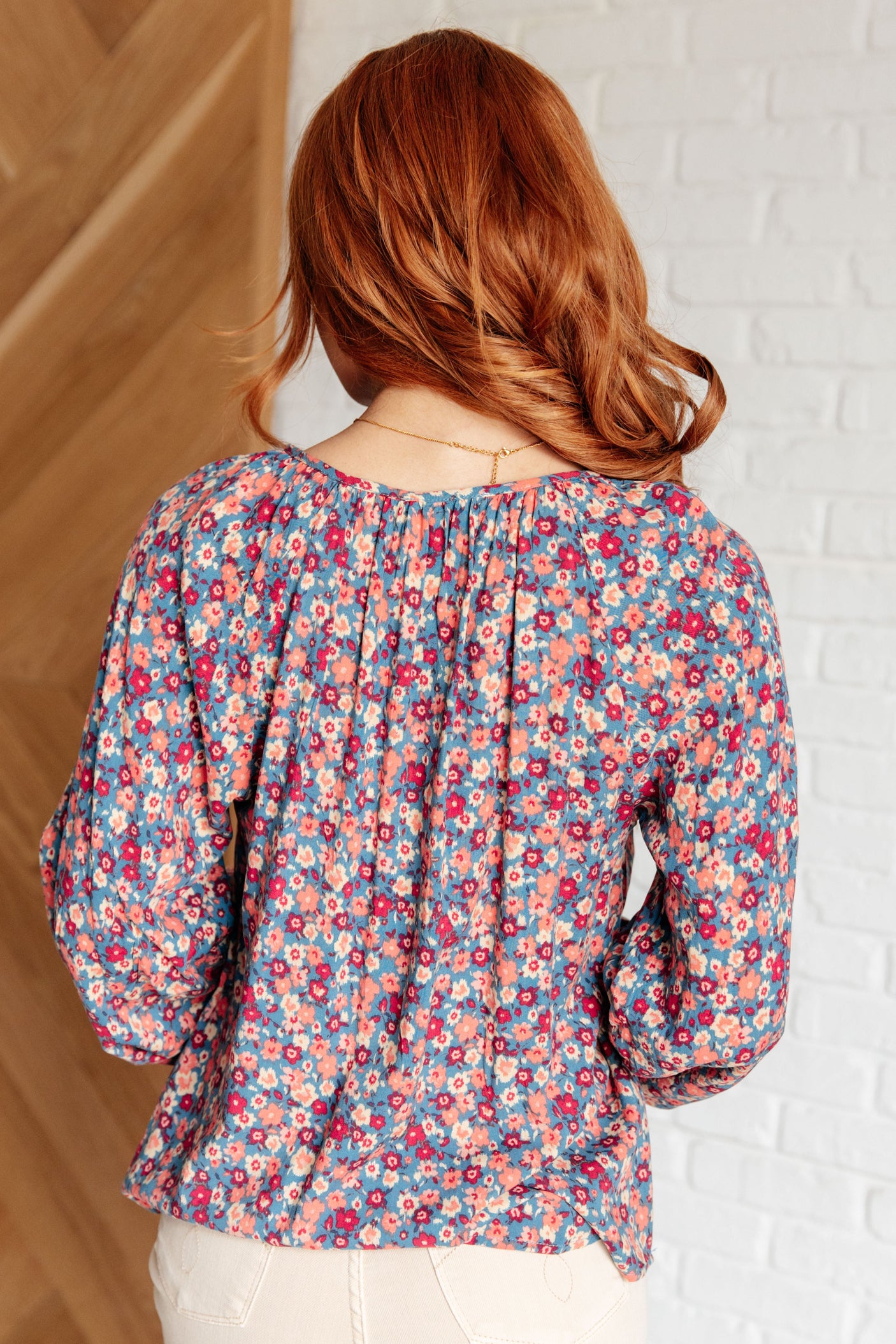 Blusa de mezclilla floral para el brunch del domingo