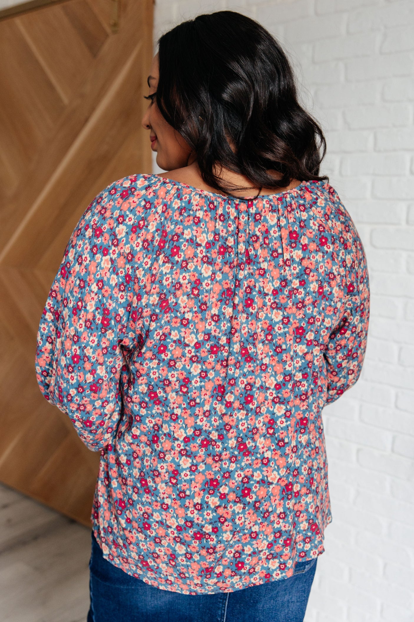 Blusa de mezclilla floral para el brunch del domingo