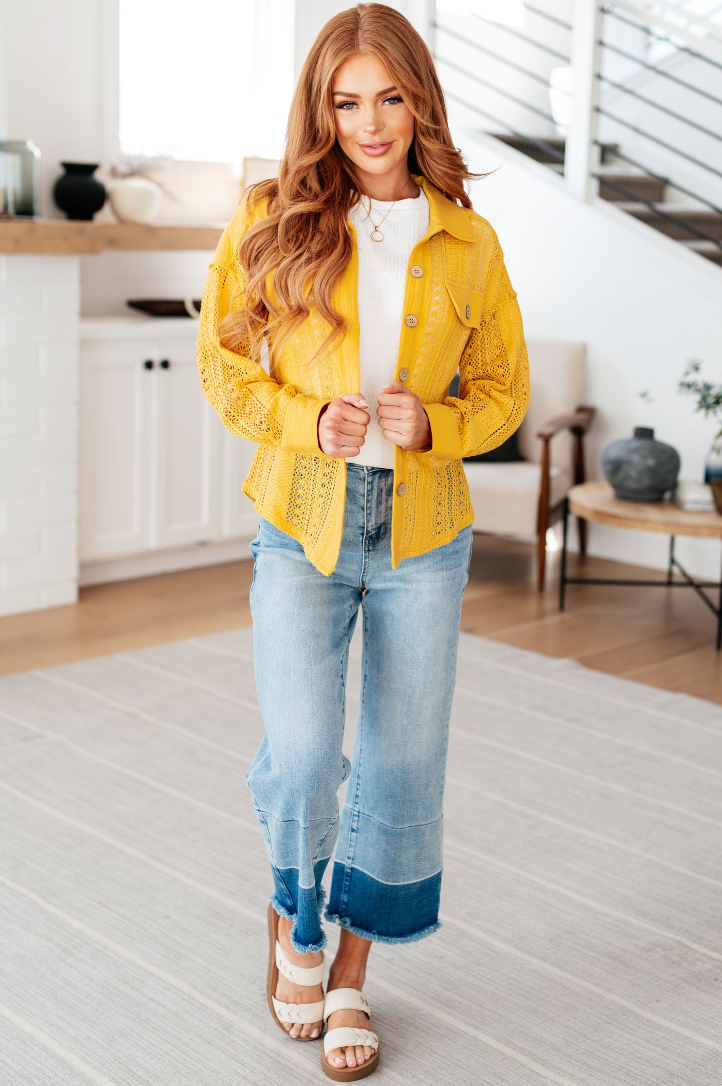 Camisa de encaje con botones en color miel más dulce que el néctar