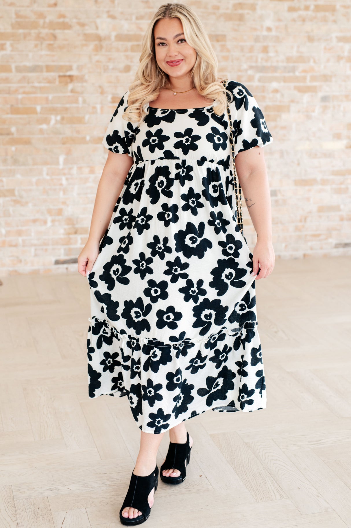 Vestido floral de cuello cuadrado de The Hot Topic