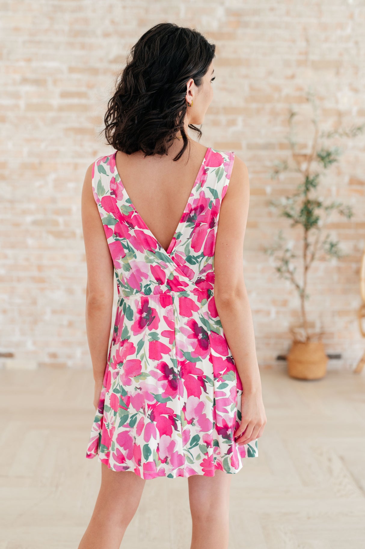 Vestido con cuello en V en rosa "El sol ha sido muy amable"