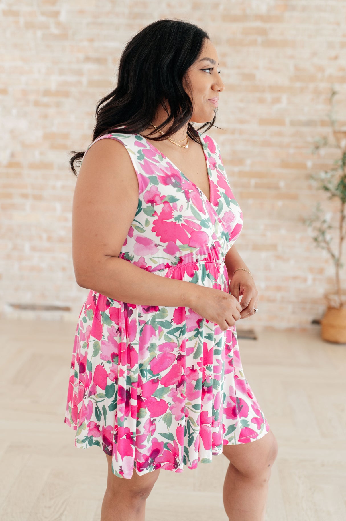 Vestido con cuello en V en rosa "El sol ha sido muy amable"