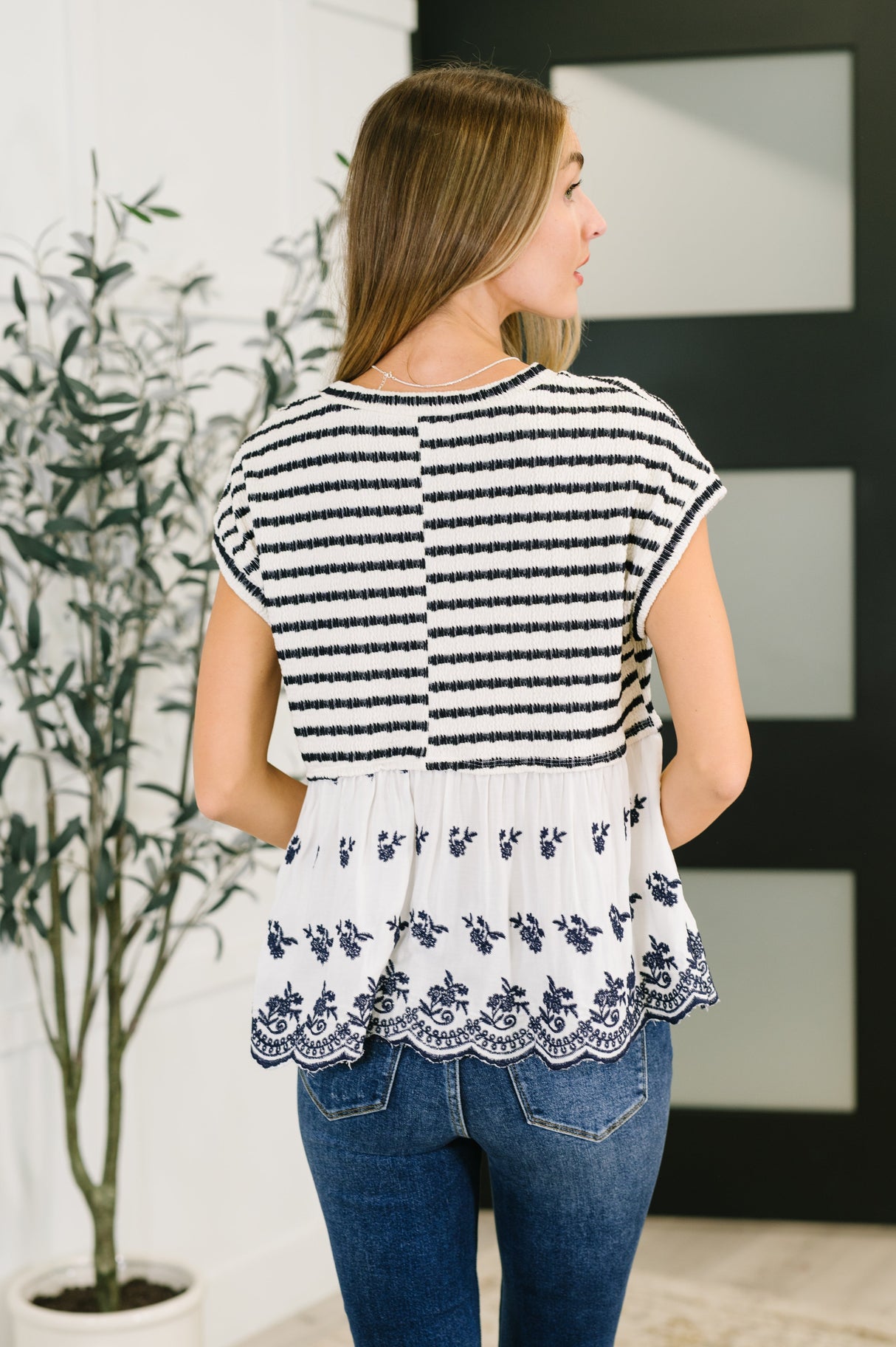 Blusa con dobladillo festoneado "Too Sweet to Share" en marfil y azul marino