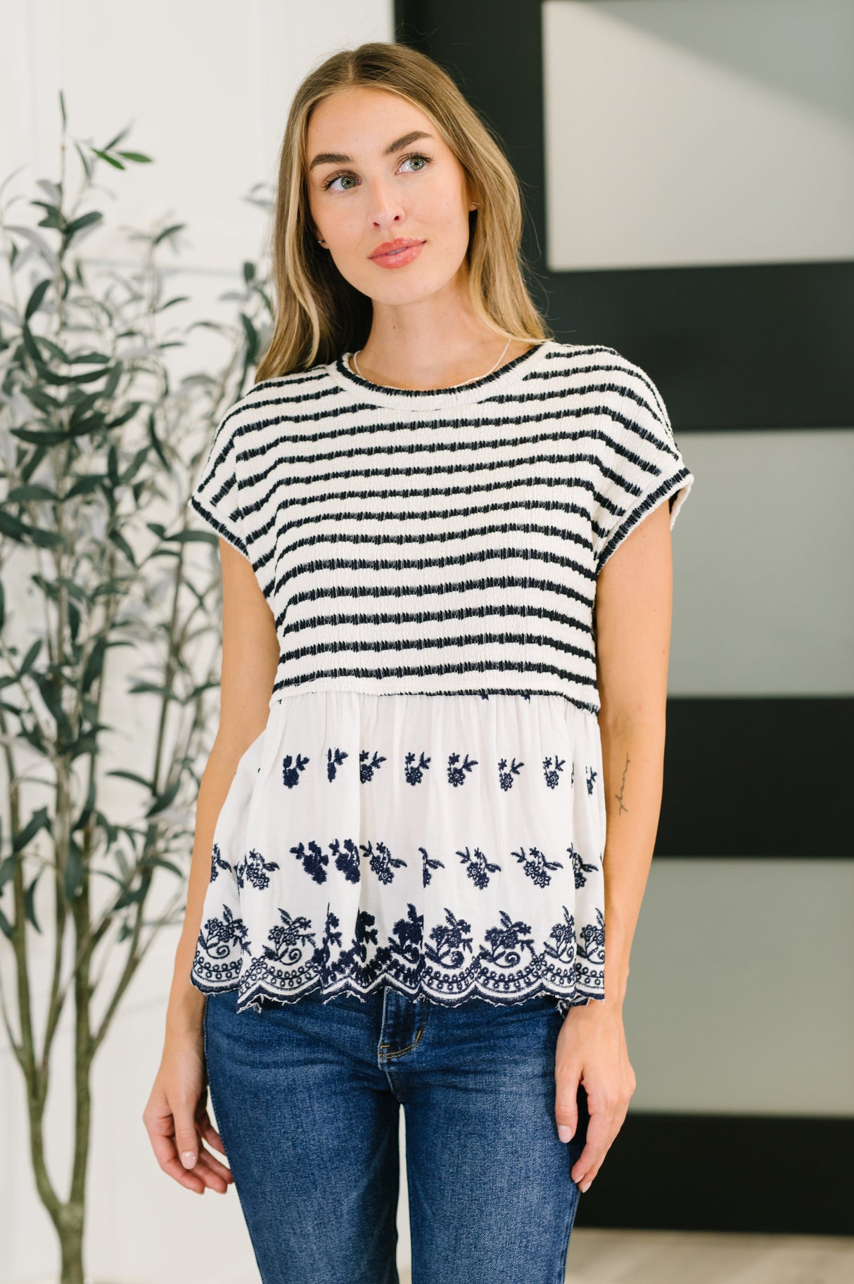 Blusa con dobladillo festoneado "Too Sweet to Share" en marfil y azul marino