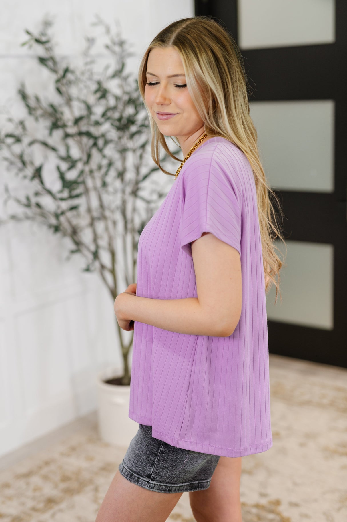 Camiseta básica de canalé con cuello en V de Top Shelf en lavanda