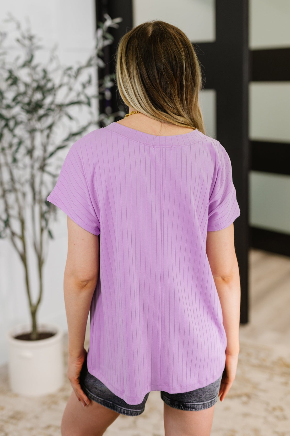 Camiseta básica de canalé con cuello en V de Top Shelf en lavanda