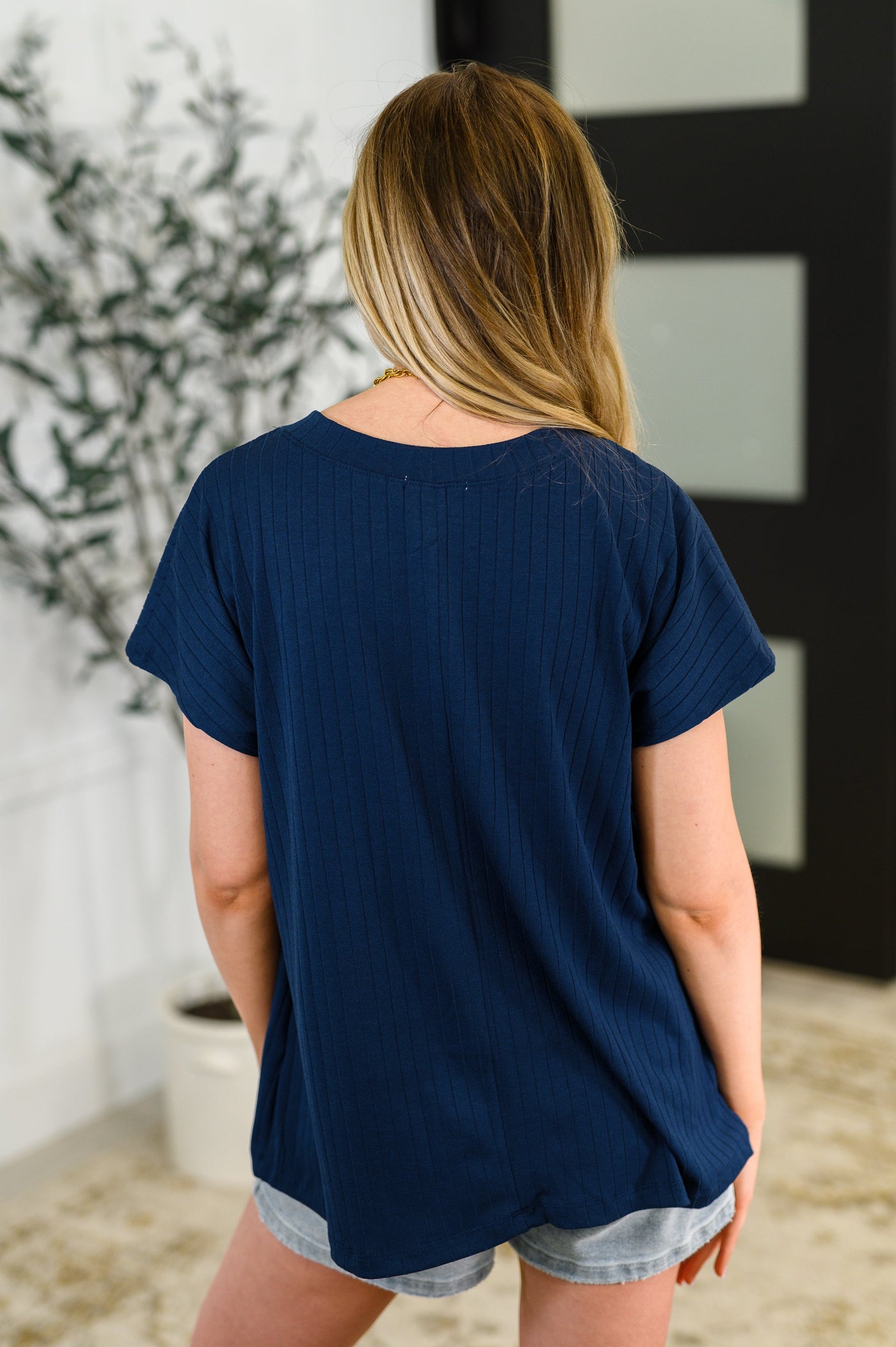 Camiseta básica de canalé con cuello en V de Top Shelf en azul marino