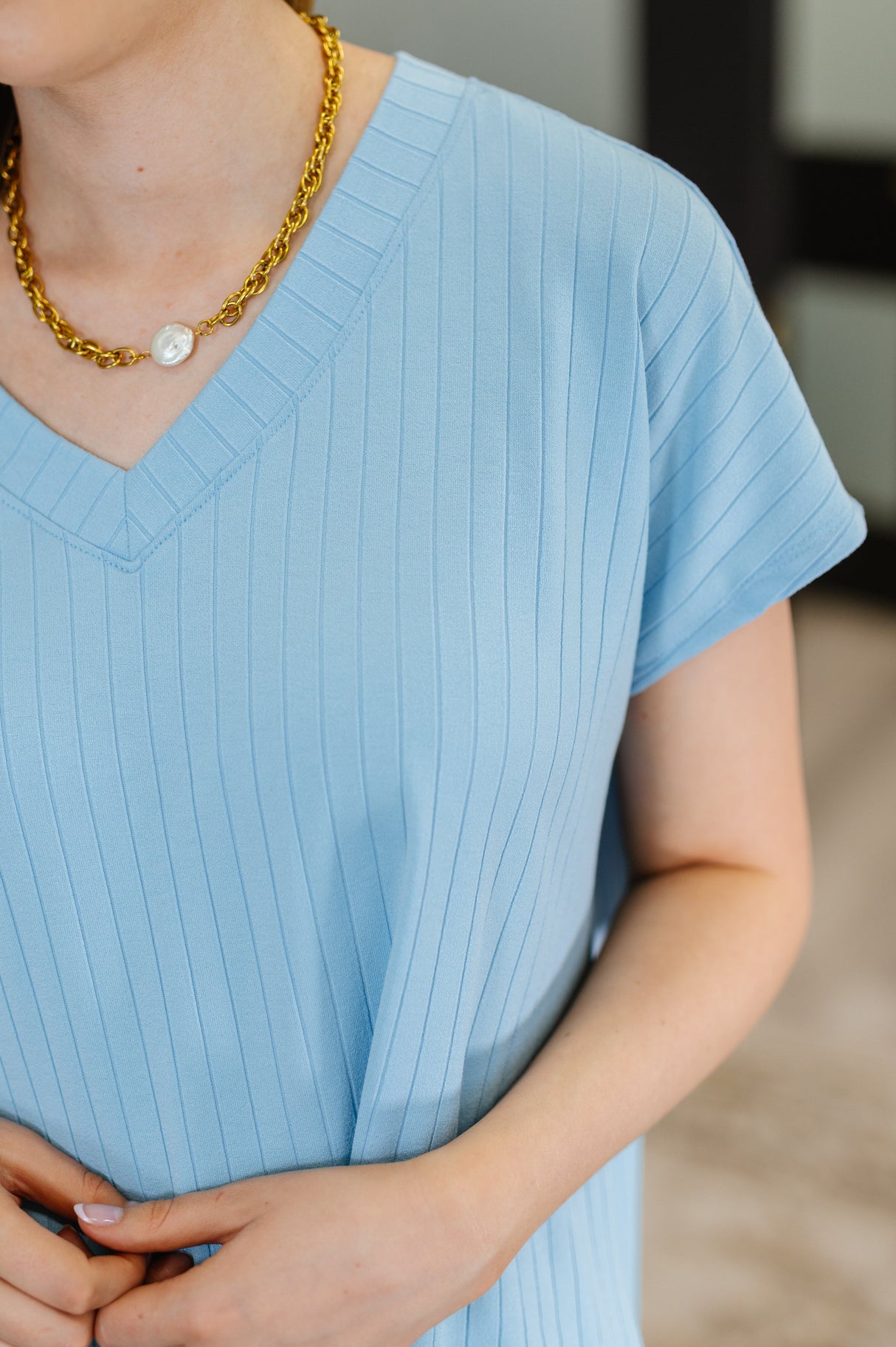 Camiseta básica de canalé con cuello en V de Top Shelf en azul cielo