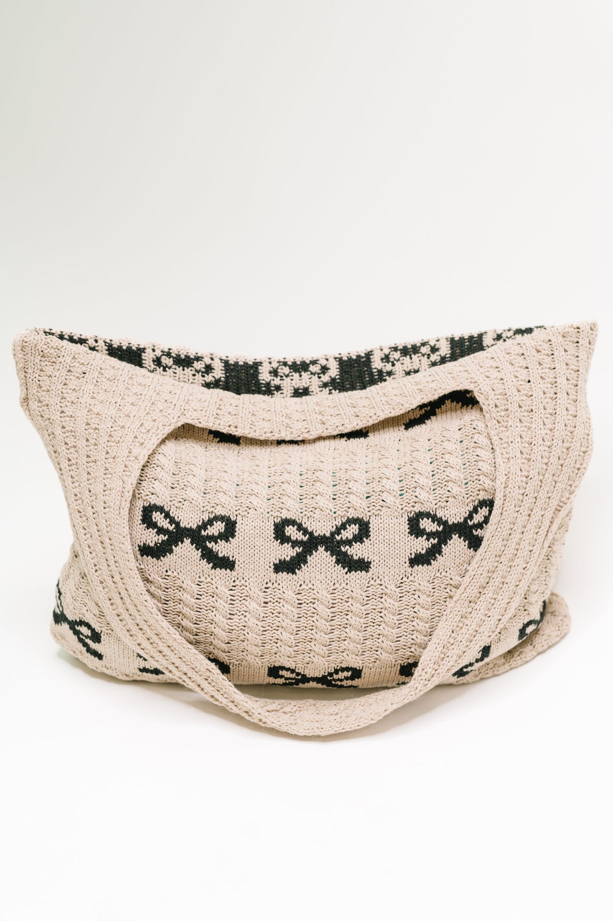 Bolso de punto con un lazo