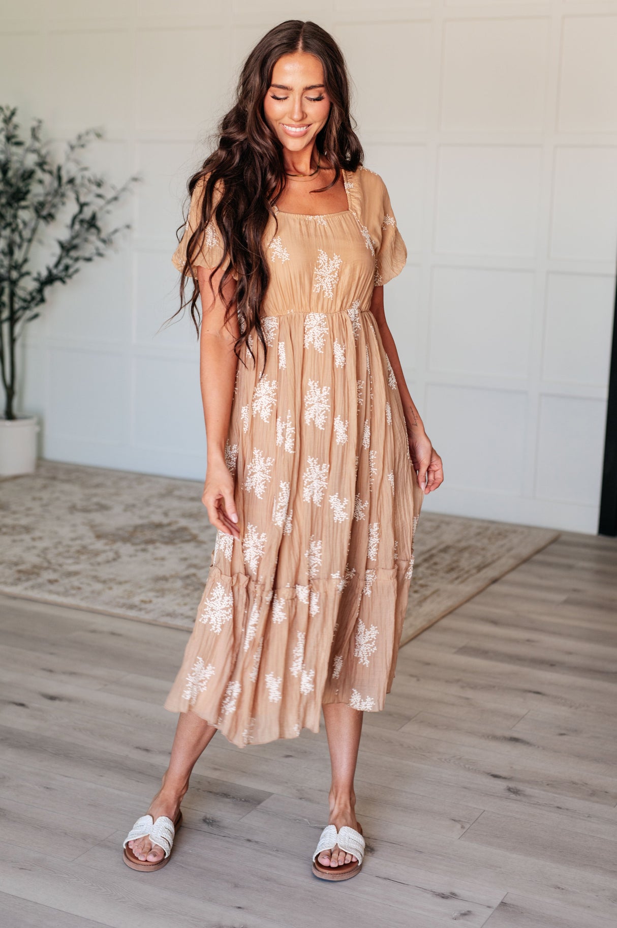 Vestido con mangas abullonadas Trusting My Intuition en color camel