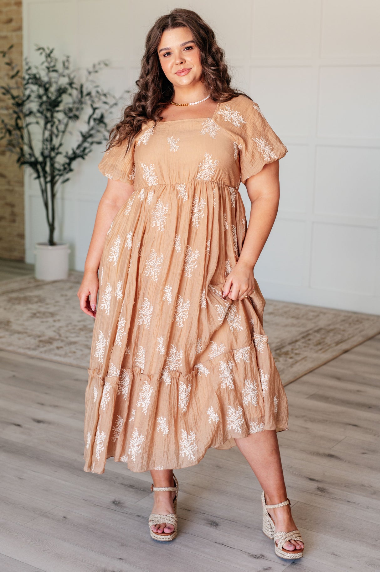 Vestido con mangas abullonadas Trusting My Intuition en color camel