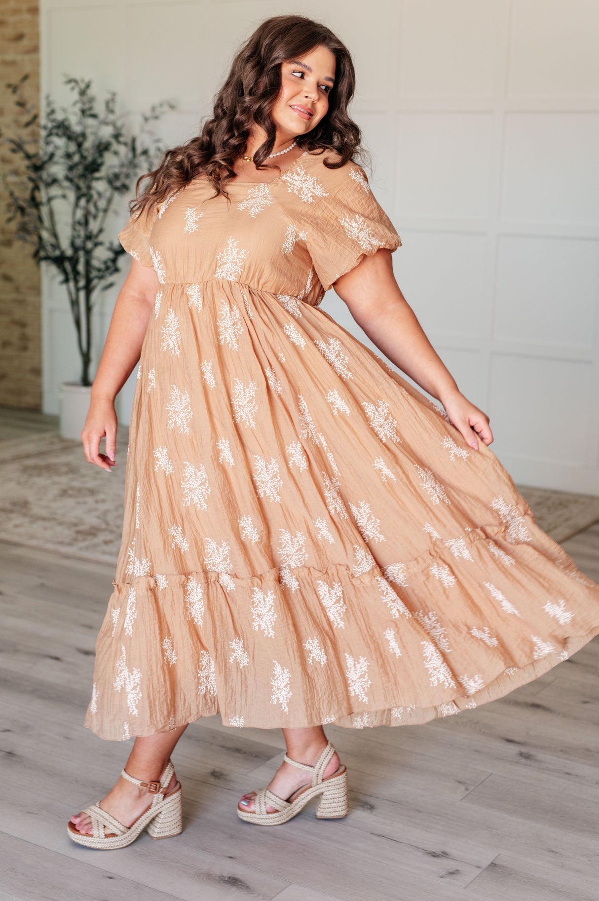 Vestido con mangas abullonadas Trusting My Intuition en color camel