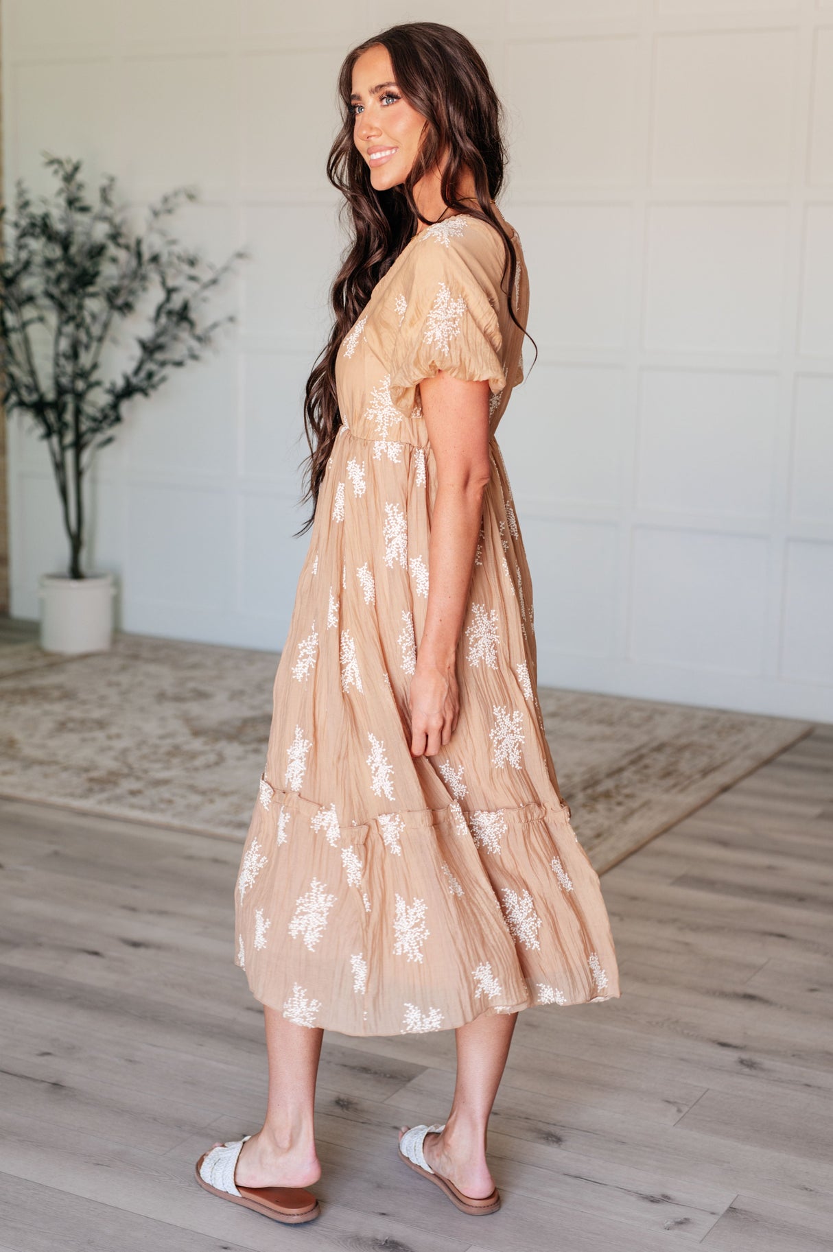 Vestido con mangas abullonadas Trusting My Intuition en color camel