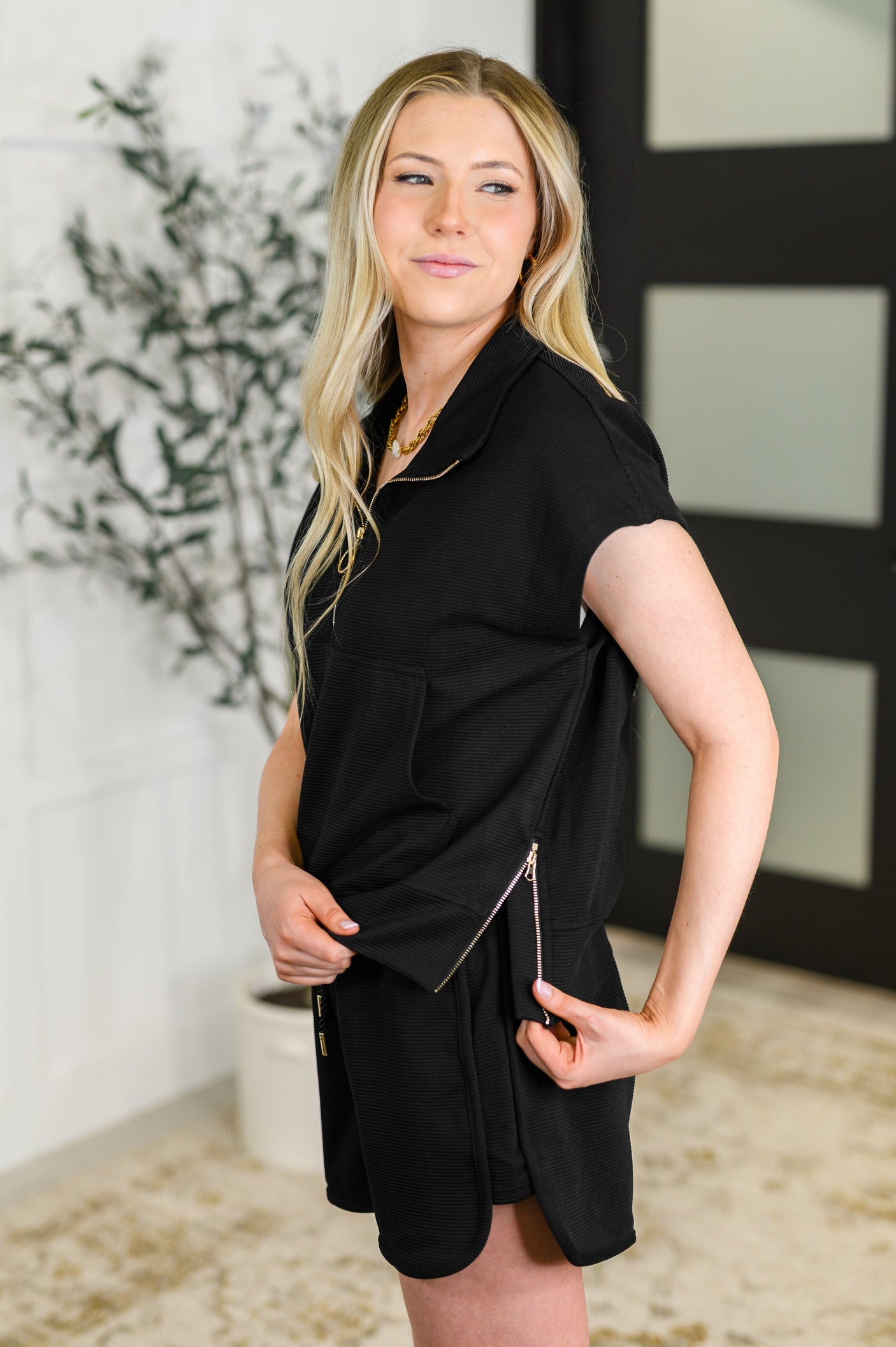 Conjunto de top y pantalones cortos con media cremallera de veinticuatro quilates