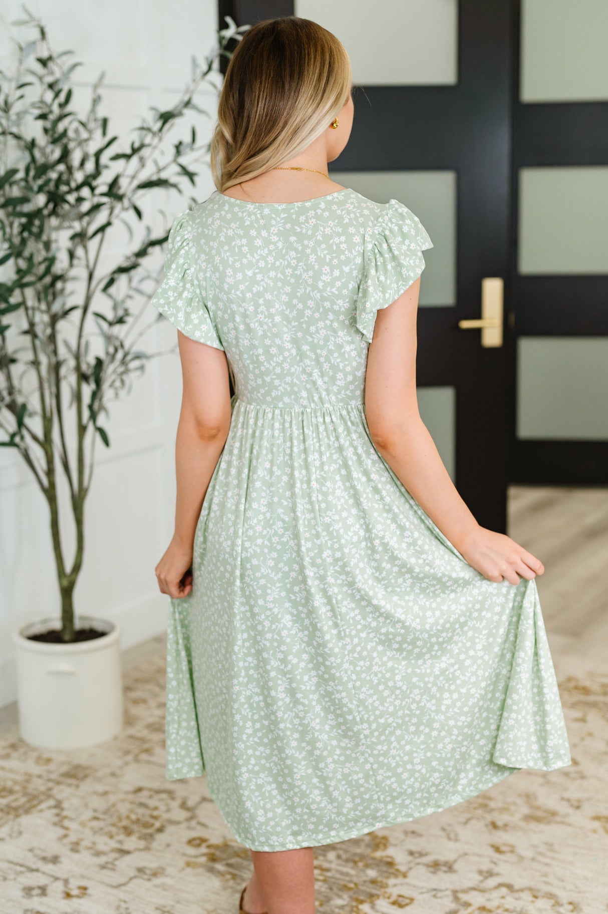 Vestido Twirl Me Softly con mangas onduladas en color salvia