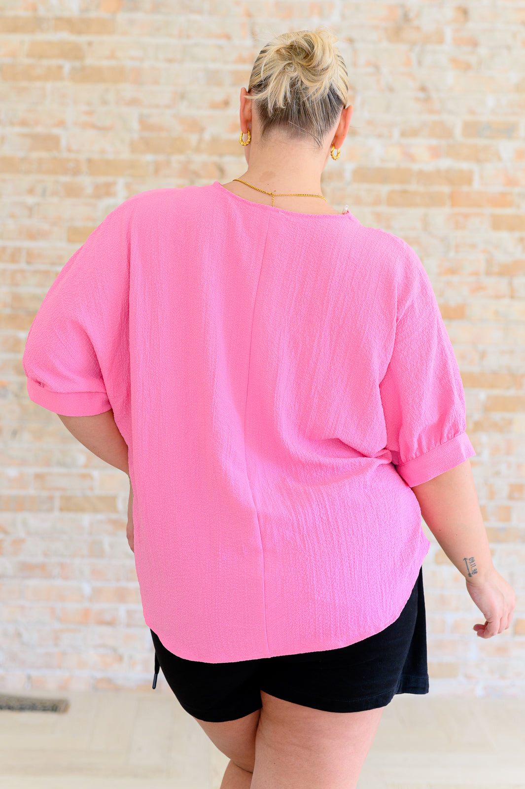 Blusa con cuello en V en rosa "Up For Anything"