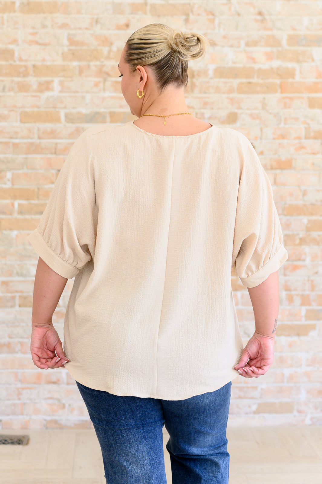 Blusa con cuello en V Up For Anything en color topo