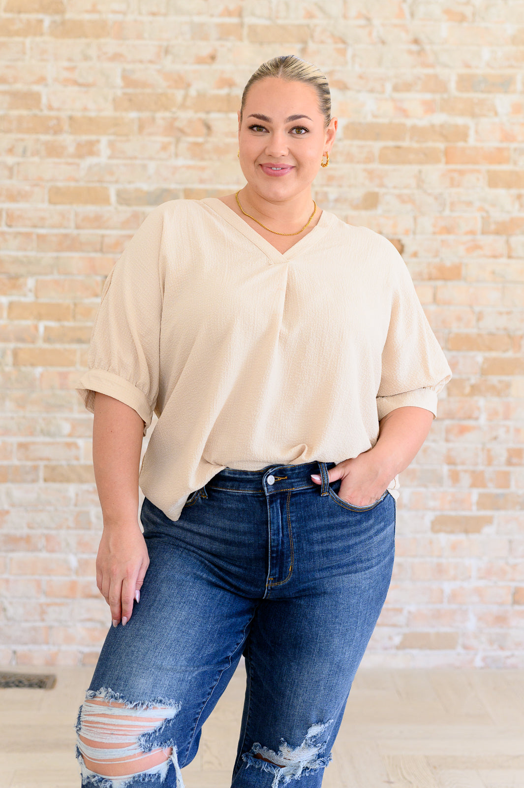 Blusa con cuello en V Up For Anything en color topo
