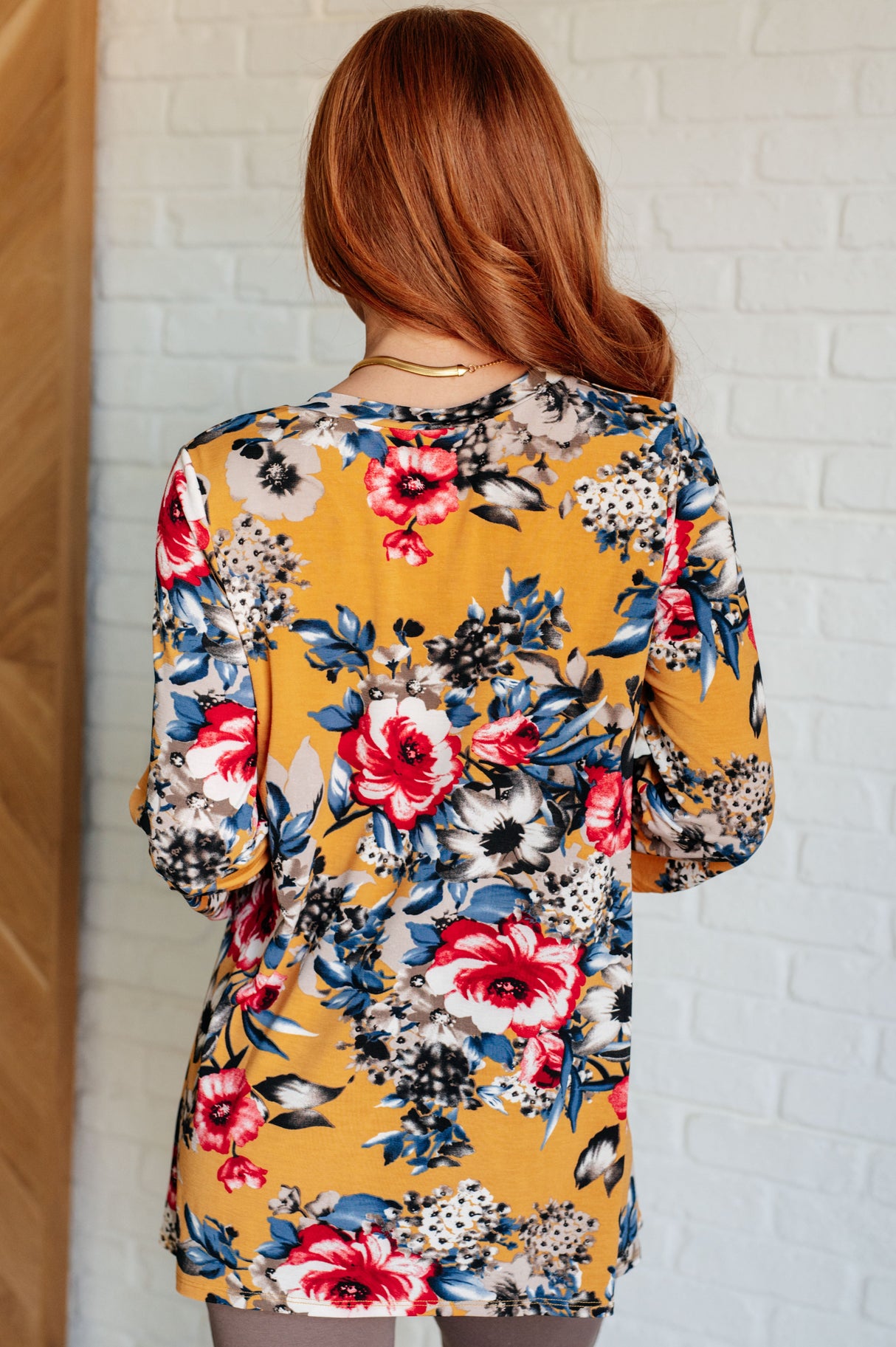 Top con escote en V y bajo redondo con estampado floral color caléndula