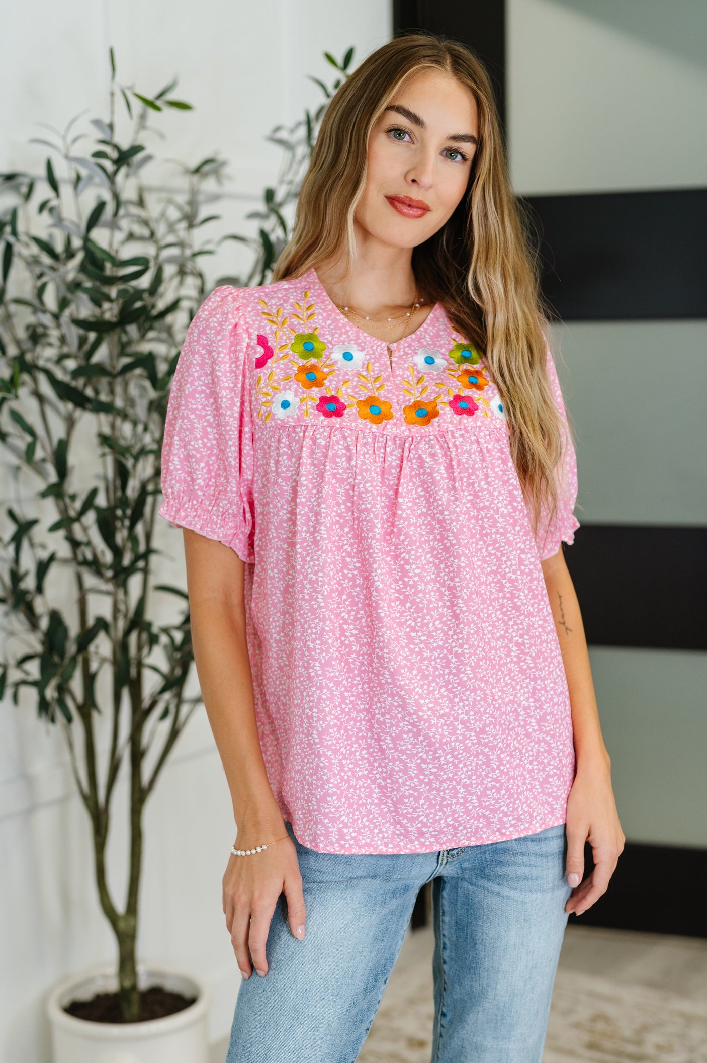 Blusa rosa con mangas abullonadas y bordado Wander Bloom