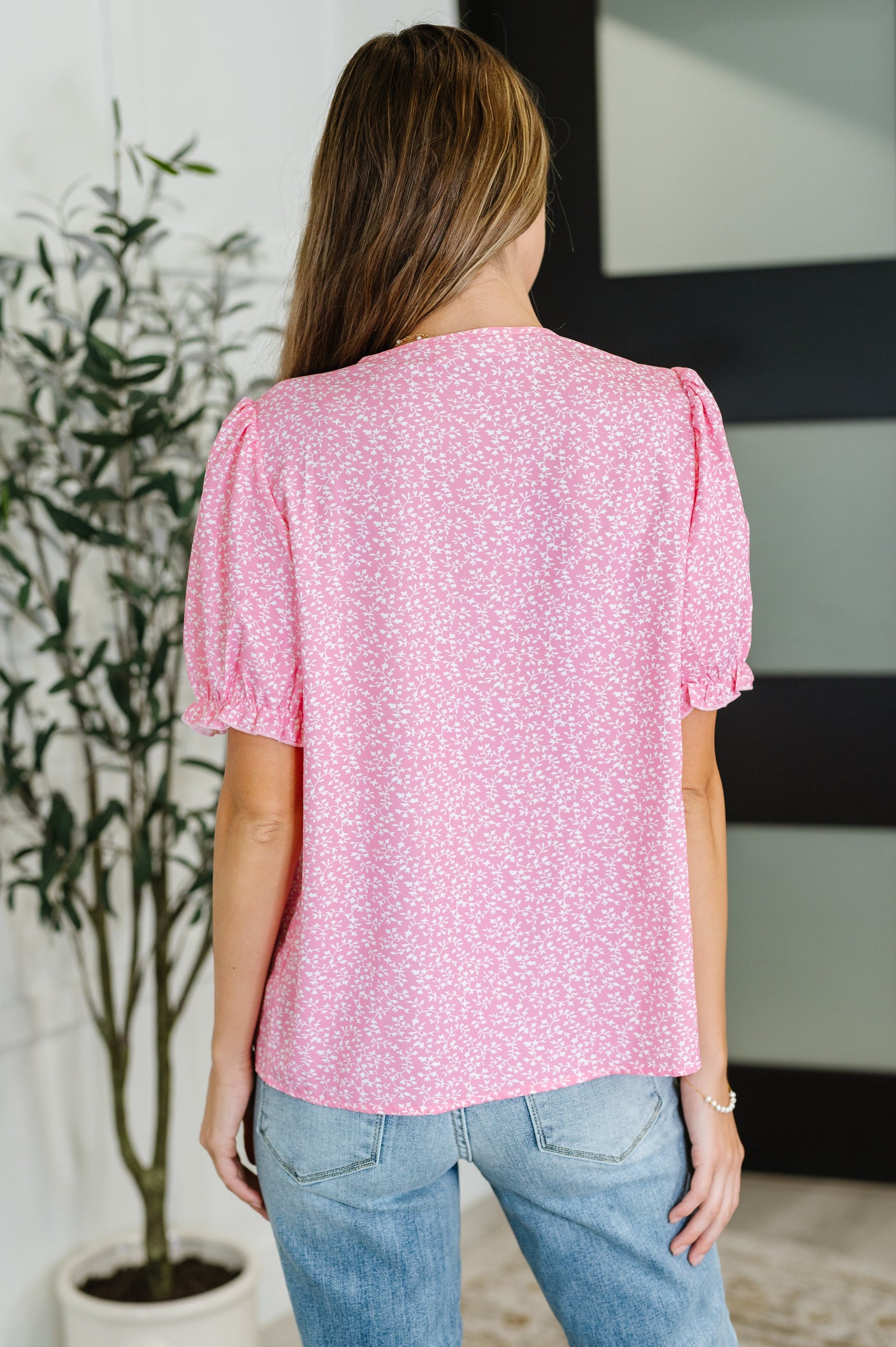 Blusa rosa con mangas abullonadas y bordado Wander Bloom
