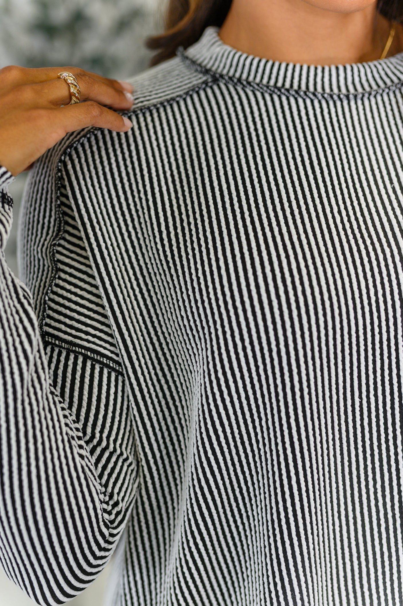 Top de punto acanalado con hombros caídos de Wander & Rest en negro y blanco