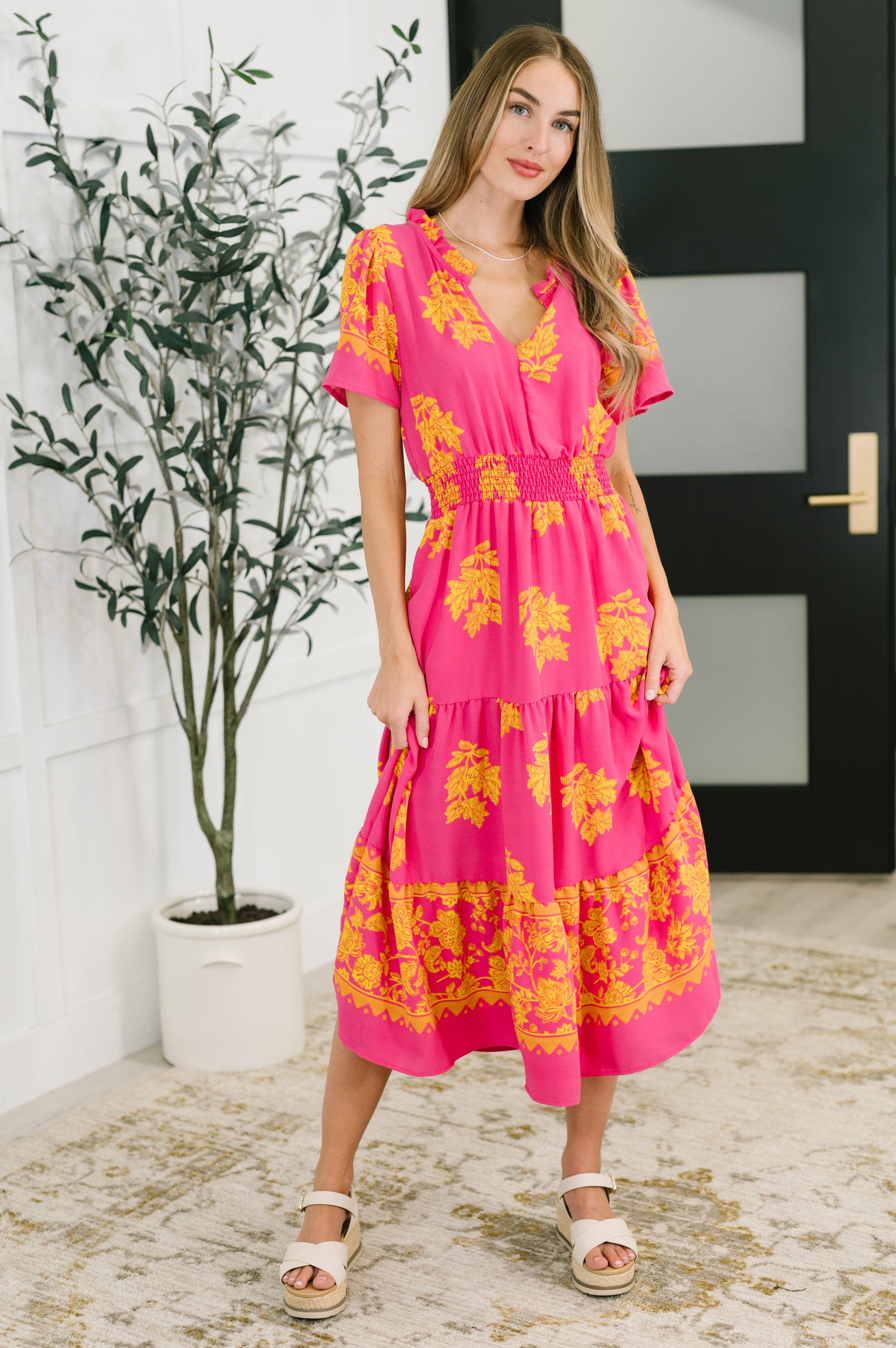 Vestido Whispering Willow con cuello en V en color fucsia