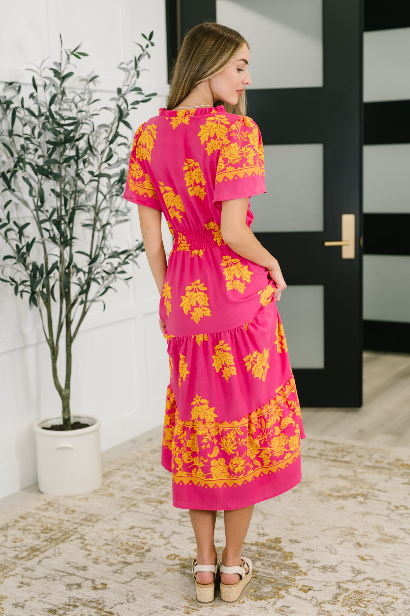 Vestido Whispering Willow con cuello en V en color fucsia