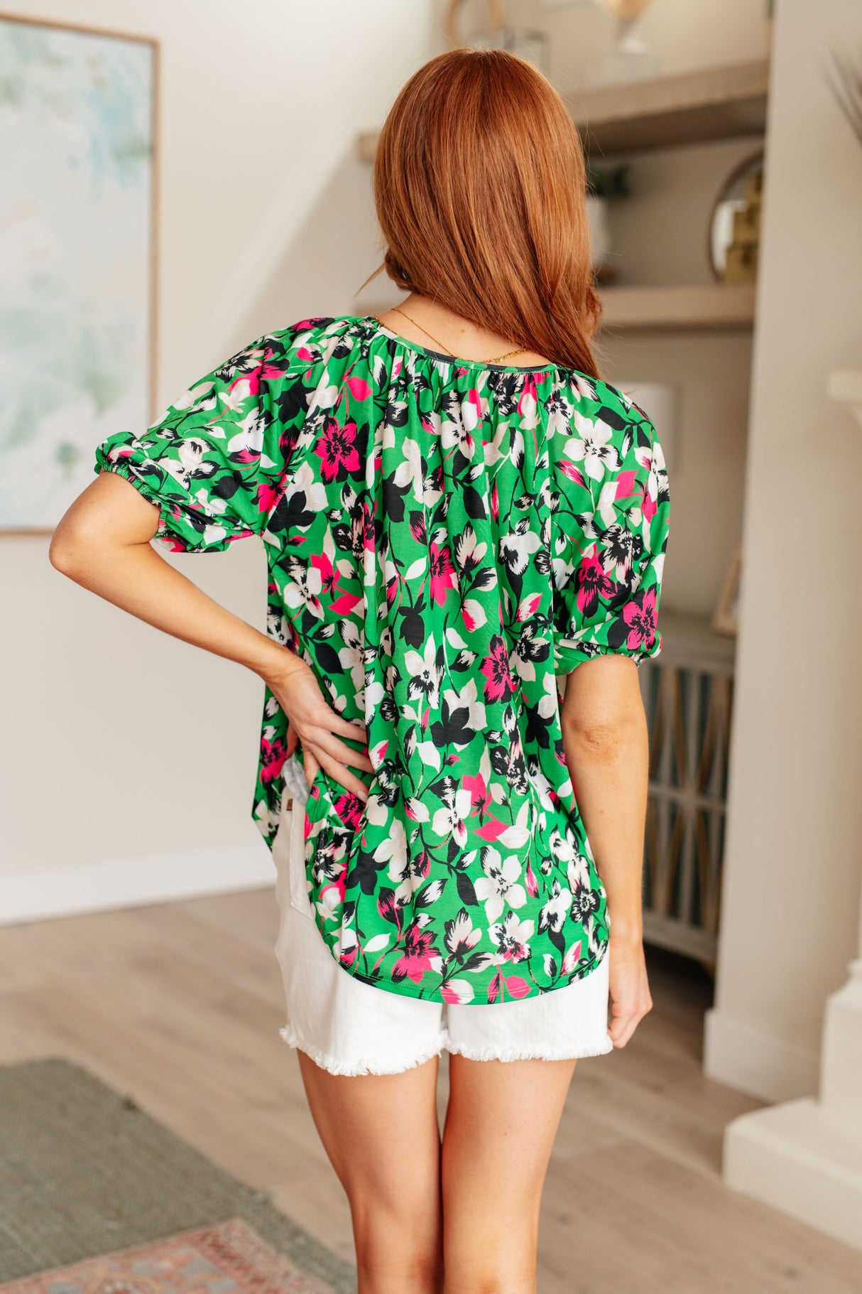 Top floral salvaje y brillante