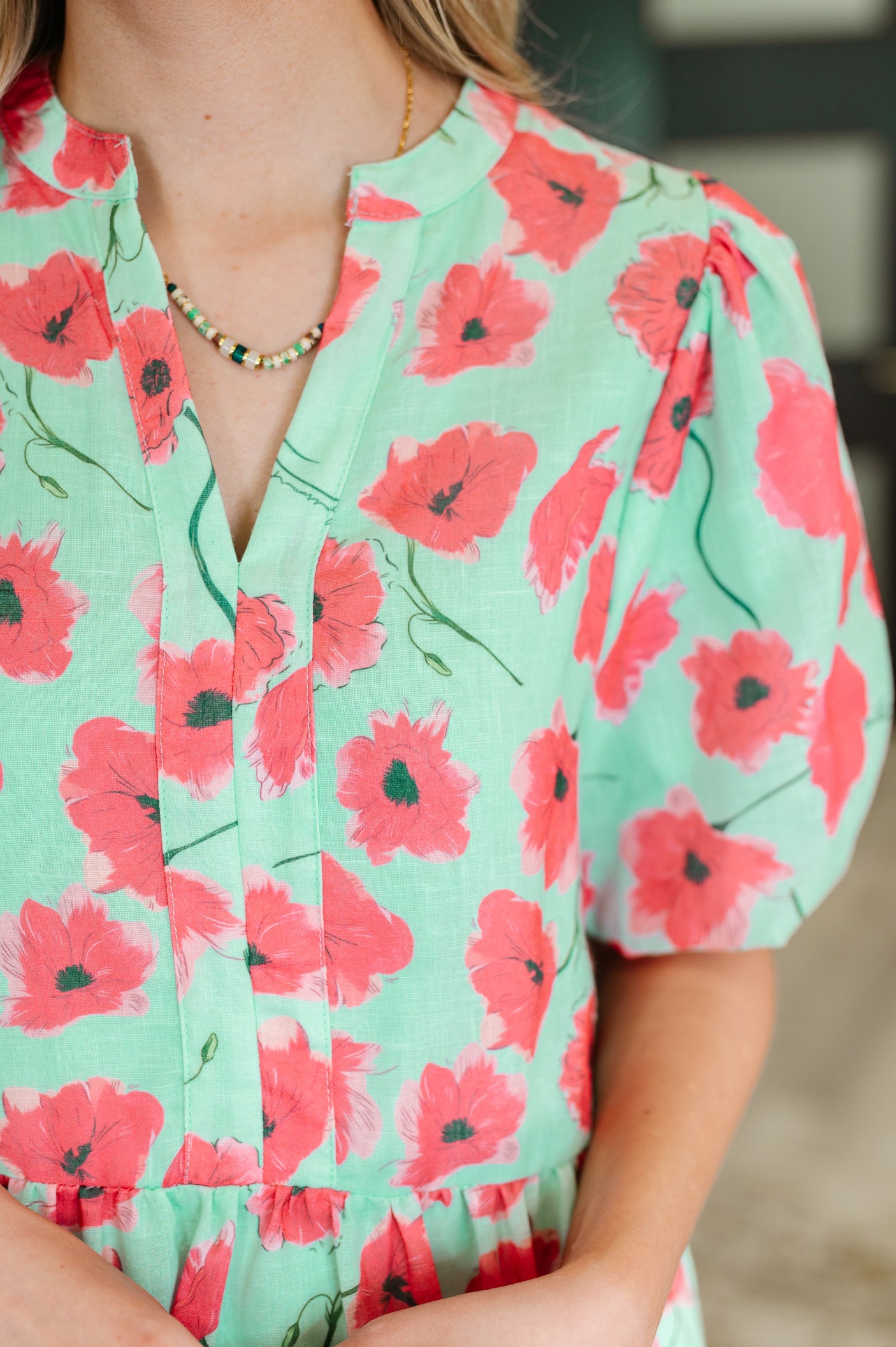 Vestido fruncido con capas de vals de flores silvestres en color menta