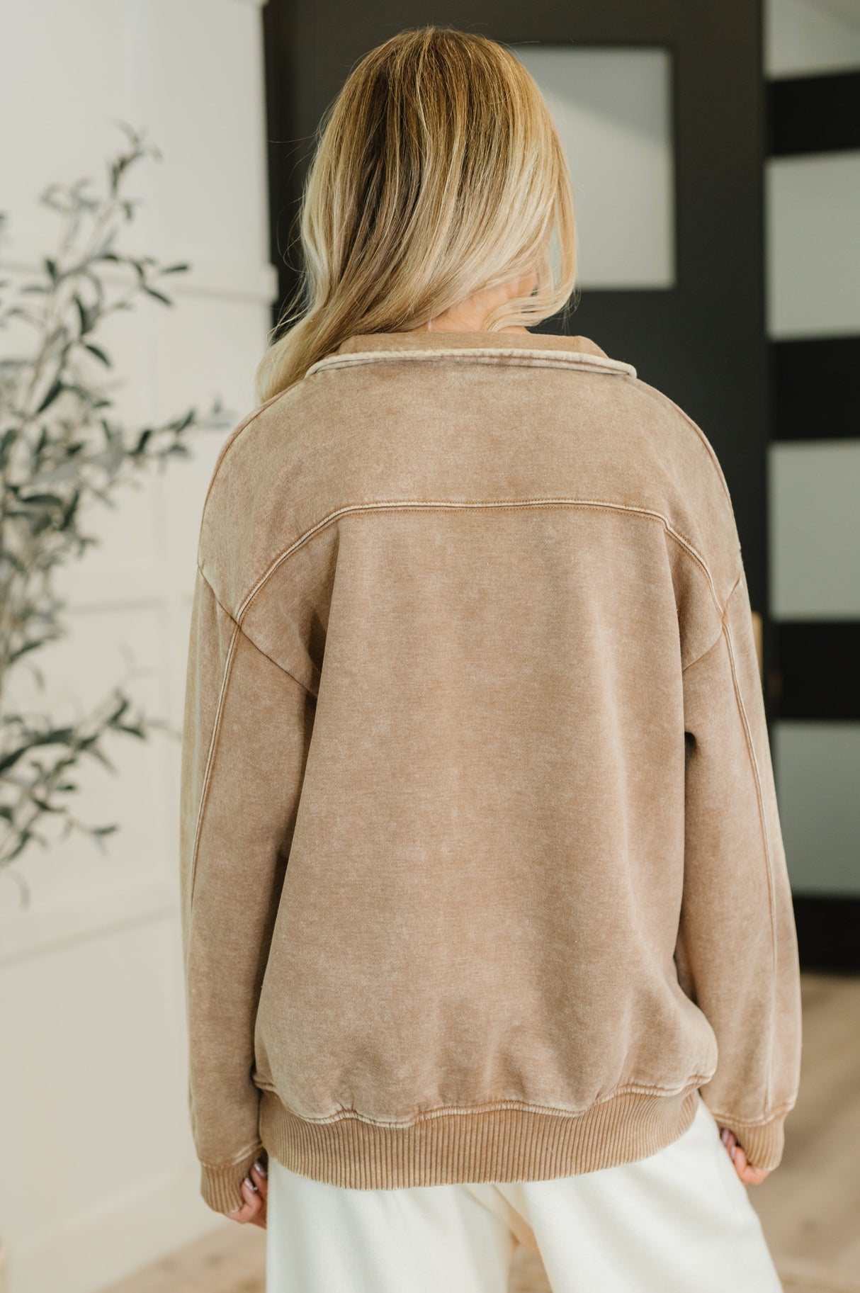 Deberías conocer el jersey de media cremallera en color camel oscuro.