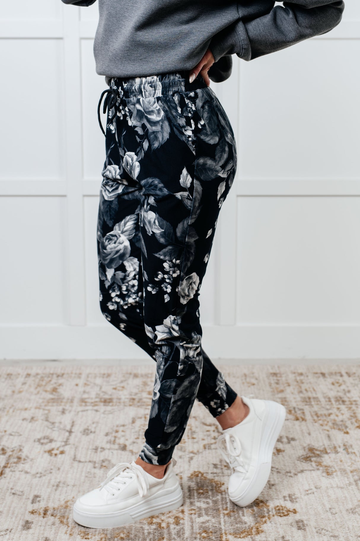 Tus nuevos joggers favoritos con estampado de rosas