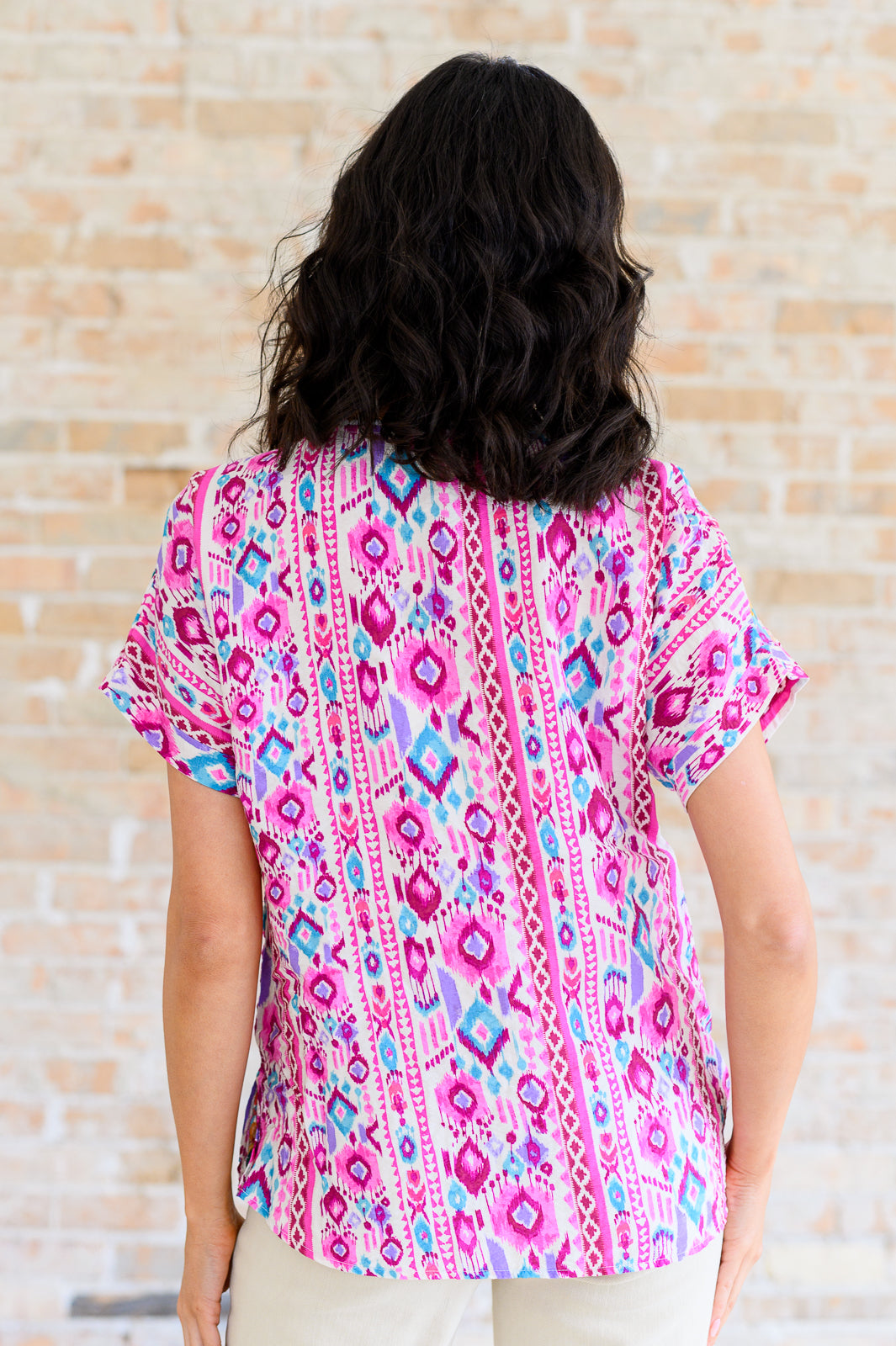 Top con cuello en V Yours Truly en color magenta
