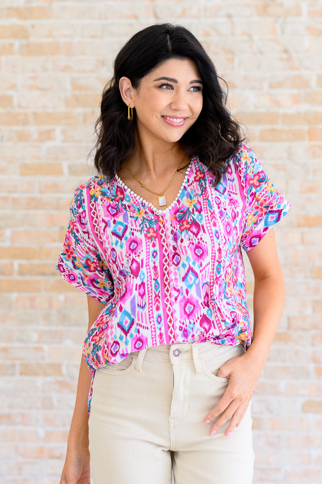 Top con cuello en V Yours Truly en color magenta