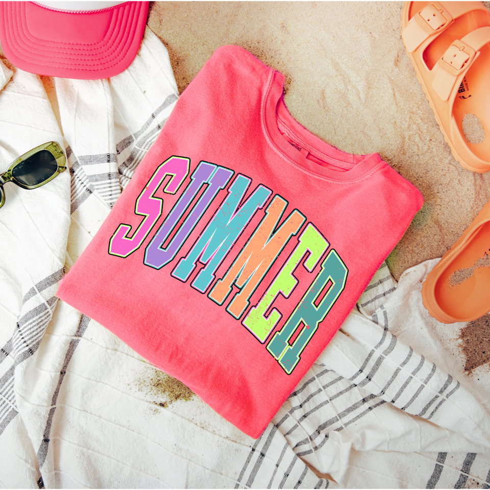 Camiseta gráfica arcoíris de verano
