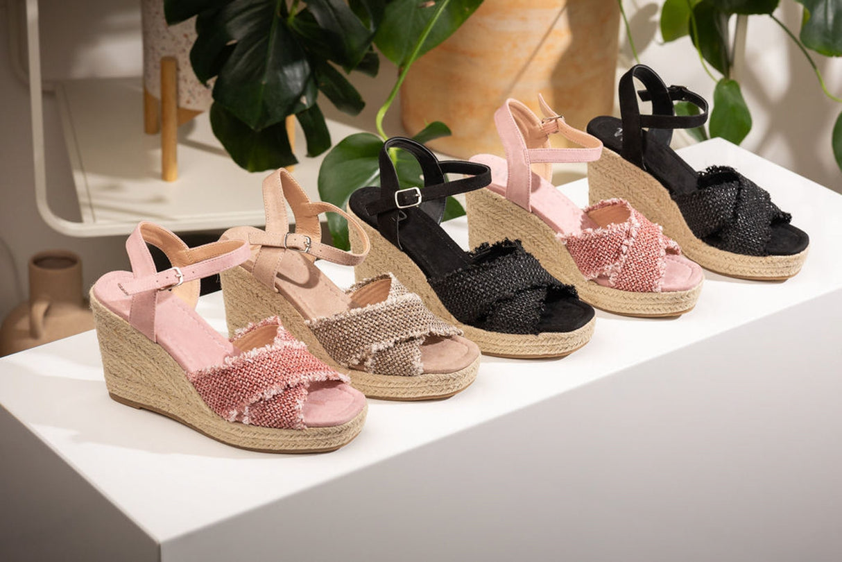 Elinor Wedge en negro