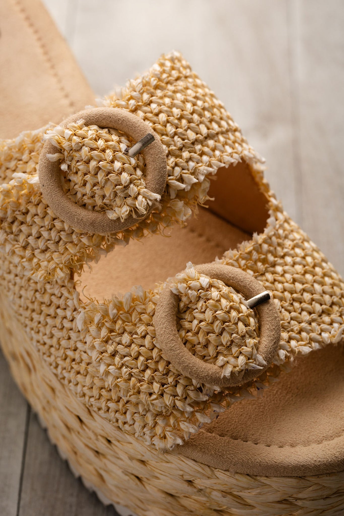 Cuña con hebilla Eriwen en color crema