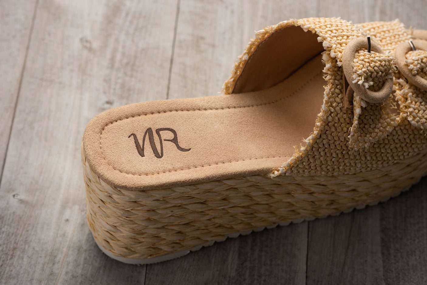 Cuña con hebilla Eriwen en color crema