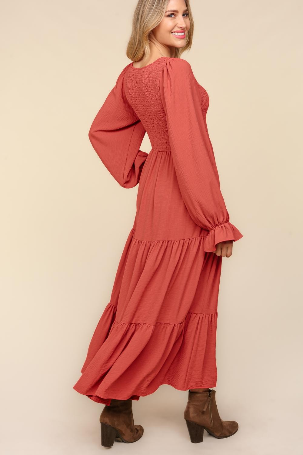 Vestido maxi fruncido con bolsillos laterales en color Marsala