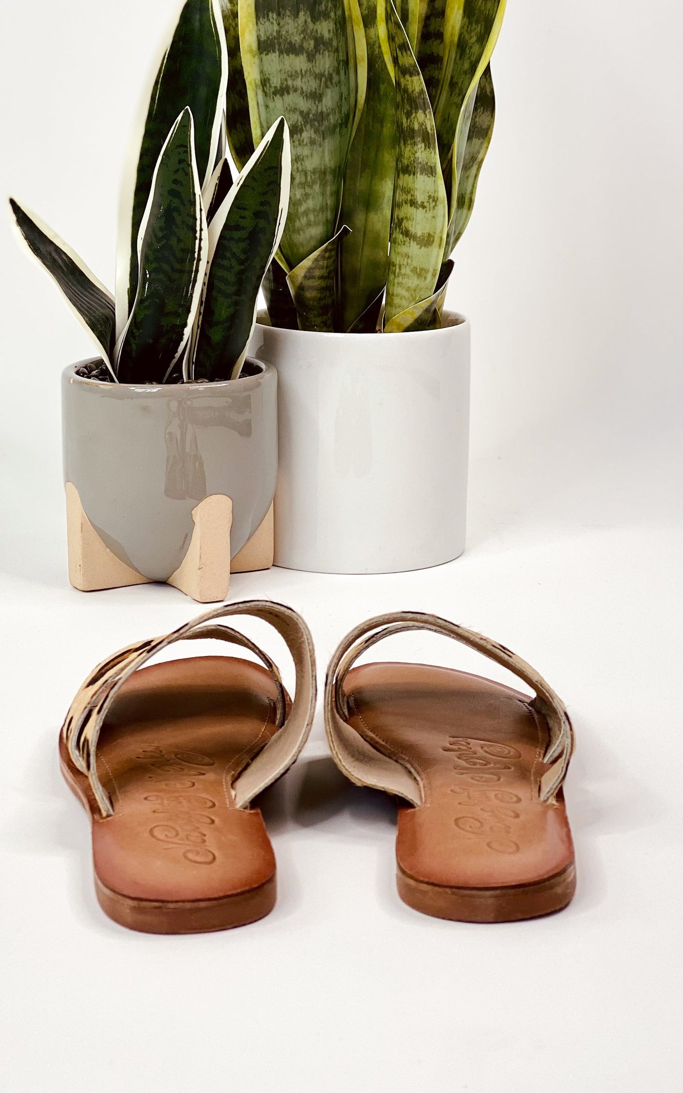 Sandalias de doble tira con diseño de leopardo