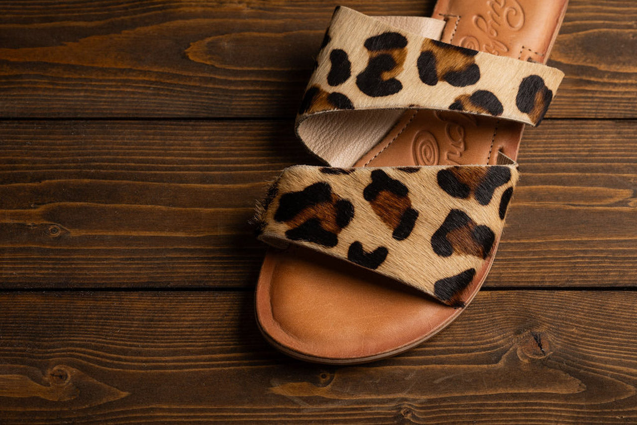Sandalias de doble tira con diseño de leopardo