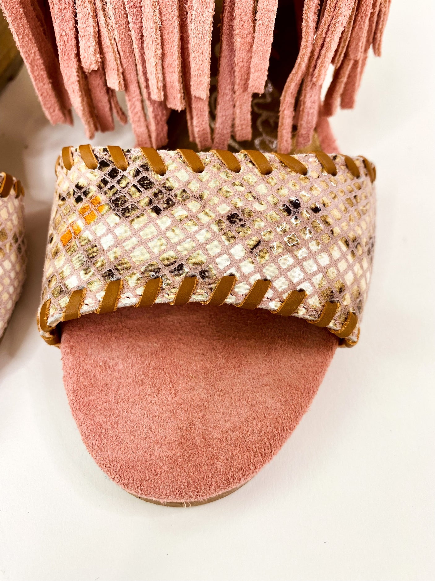 Cuña con flecos auténticos en color rubor