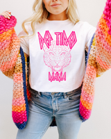 Mamá cansada con camiseta gráfica blanca