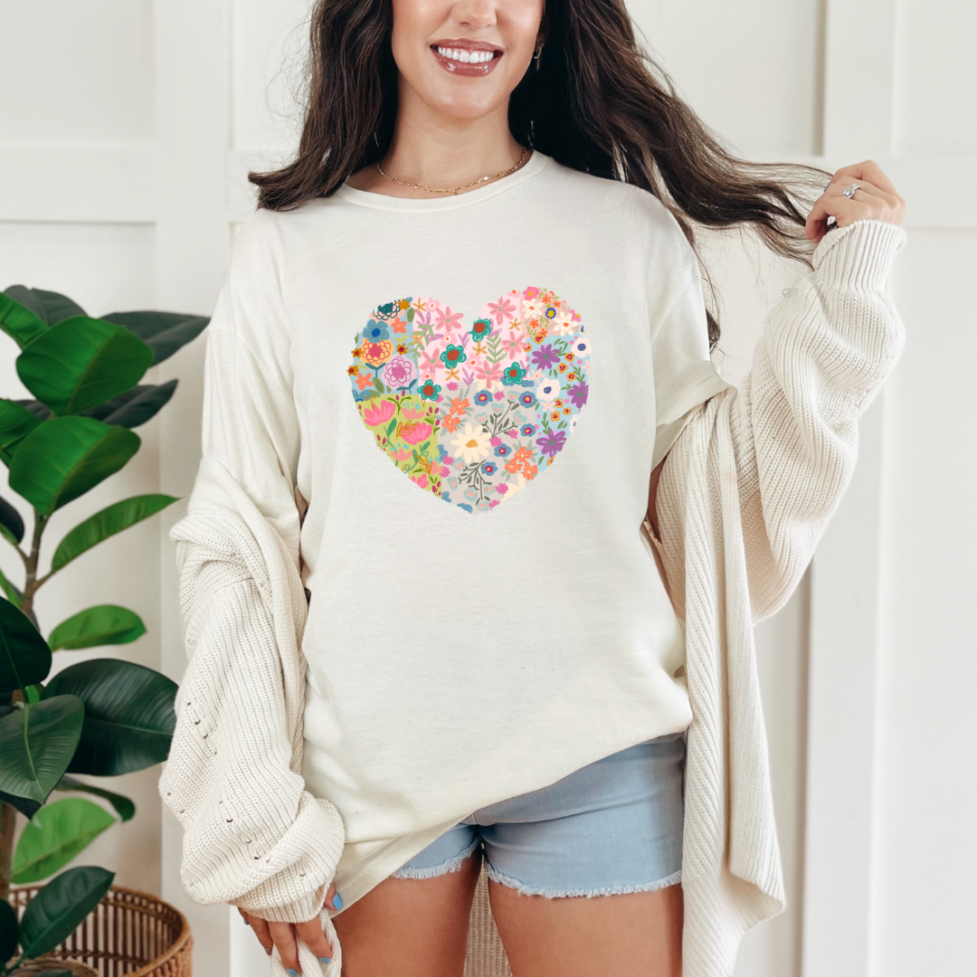 Camiseta con estampado floral de corazón y patchwork